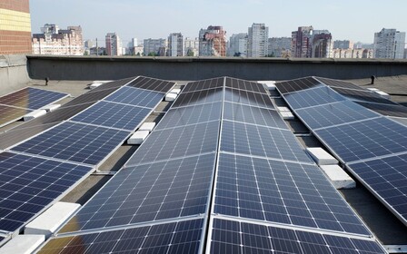 В Киеве установили самую большую крышную СЭС