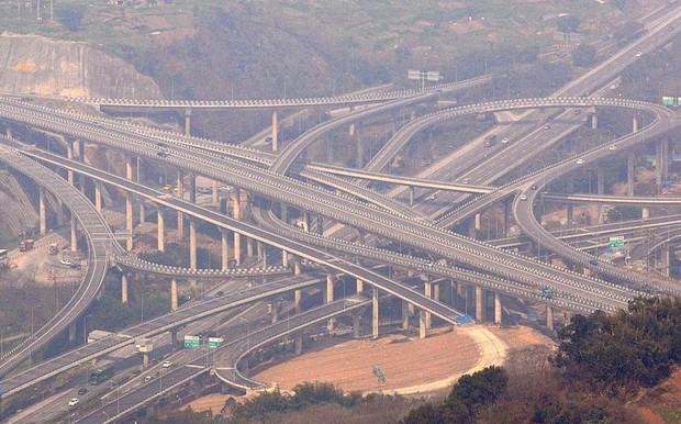 В Китае открыли одну из самых сложных и крупных транспортных развязок в мире