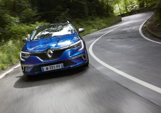 В Renault анонсировали скорую премьеру седана Megane
