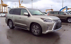 В сети появились фотографии обновленного Lexus LX