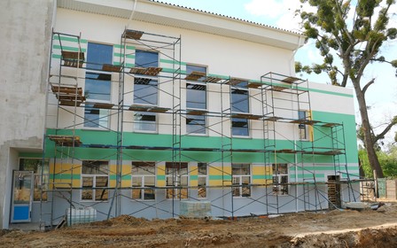 В Соломенском районе строят энергонезависимую школу