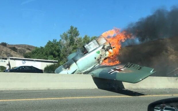 В США «самолет Люфтваффе» упал на оживленную трассу