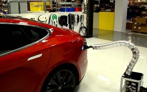 В Tesla представили автоматическую зарядную станцию