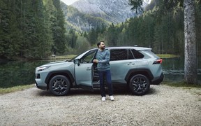 В Украине начали продавать обновленный RAV4. Сколько стоит?