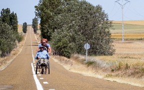 В Україні пропонують дозволити їздити по автомобільних дорогах на колісних кріслах