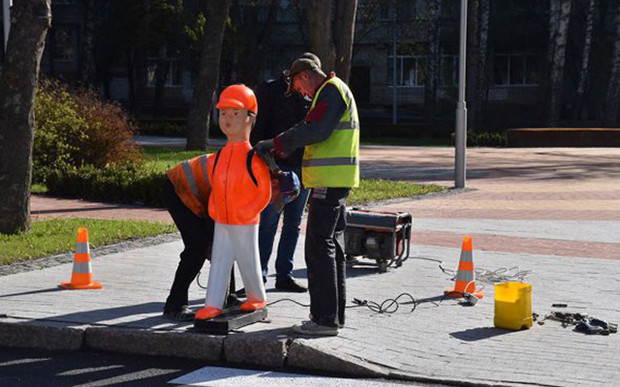 В Виннице возле пешеходных переходов поставили две фигурки детей