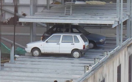 В заброшенном паркинге нашли 8 забытых автомобилей