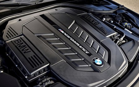 V12 будет жить! BMW продолжит производство 12-цилиндровых «семерок»