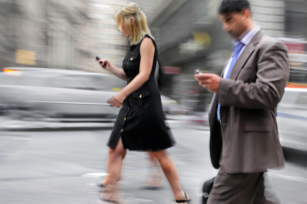 Верховная Рада хочет запретить пешеходам пользоваться мобильными телефонами на дорогах