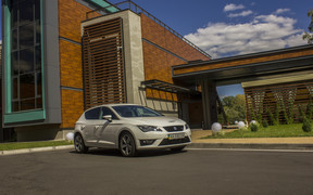 Весь такой в белом: тест-драйв Seat Leon FR