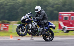 Видео: 350 км/ч на заднем колесе мотоцикла - новый мировой рекорд