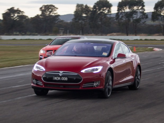 Видео: Австралийцы устроили гонку между Tesla Model S и спорткарами