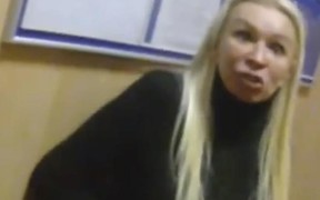 Видео: Блондинка на Range Rover устроила скандал в отделении полиции