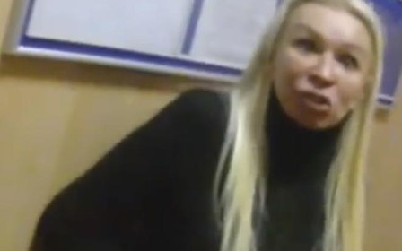 Видео: Блондинка на Range Rover устроила скандал в отделении полиции