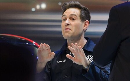 Видео: Британский комик напомнил Volkswagen о мошенничестве прямо во время презентации