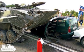 Видео: бронемашина подмяла легковушку на встречной