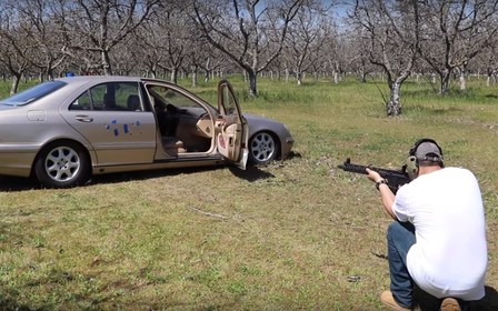 Видео: держит ли пули небронированный Mercedes-Benz S-класса