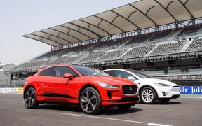 Видео: Электрический кроссовер Jaguar i-Pace против Tesla Model X