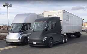 Видео: электрический тягач Tesla Semi вышел на маршрут. С подзарядкой