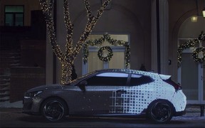Видео: Hyundai Veloster нового поколения украсили к Рождеству