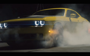 Видео: известный клипмейкер заставил Dodge Challenger дрифтовать в воздухе