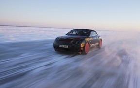 Видео: как автомобили зажигали на льду