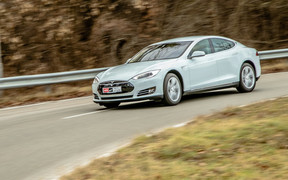 Видео: Как ускоряется Tesla Model S?