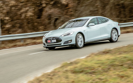 Видео: Как ускоряется Tesla Model S?