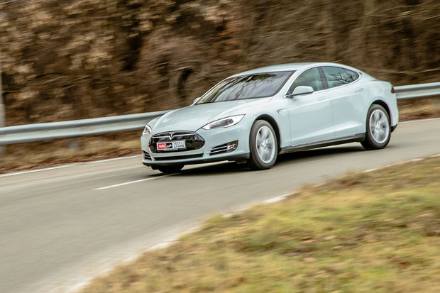 Видео: Как ускоряется Tesla Model S?