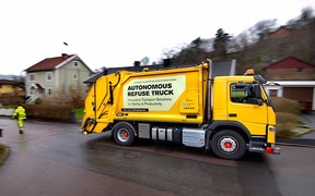 Видео: Компания Volvo вывела на улицы мусоровоз-беспилотник