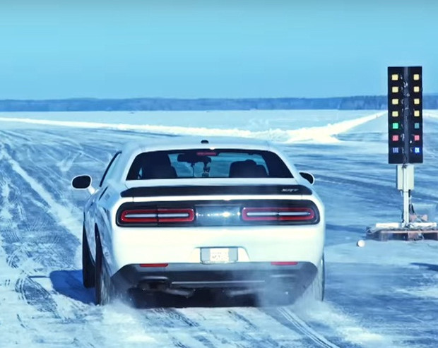 Видео: Купе Dodge Challenger Hellcat установило рекорд скорости на льду