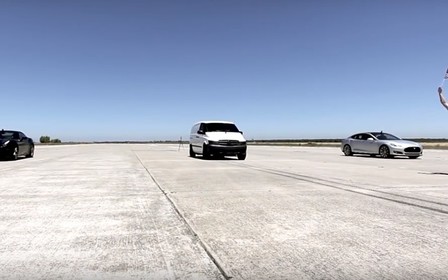 Видео: Минивэн «наказал» Tesla Model S и Ferrari California в драг-рейсинге