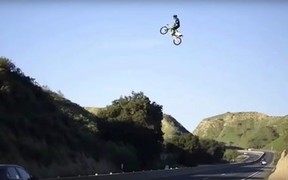 Видео: Неопознанный летающий...мотоциклист