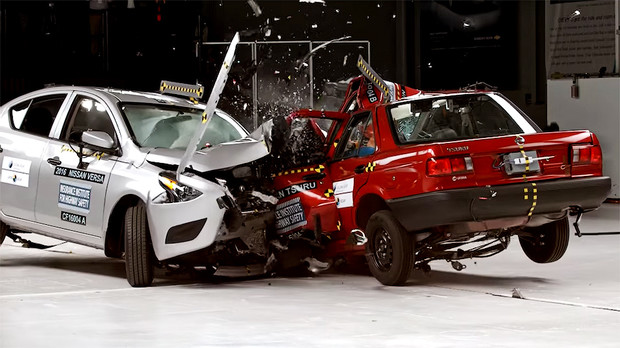 Видео: Nissan Tsuru столкнули в краш-тесте с Versa 2016 года