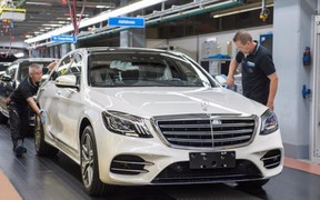 Видео: Новый Mercedes-Benz S-Class сошел с конвейера. Сам