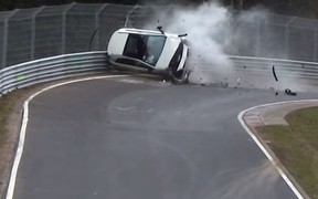 Видео: Нюрбургринг уничтожил горячий хэтчбек Mercedes A-Class AMG