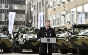 Видео: Петр Порошенко протестировал обновленный БТР-4