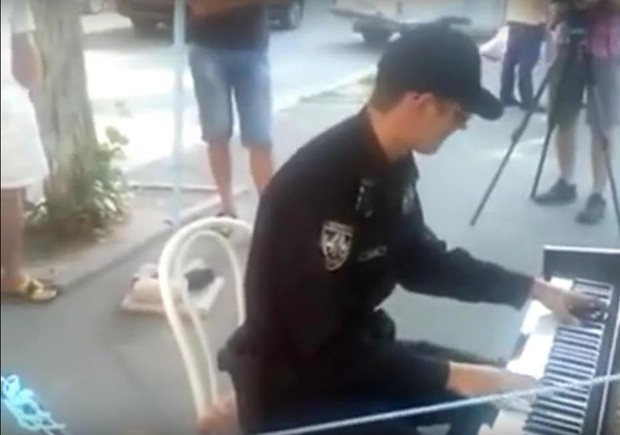 Видео: Полицейский Киева сыграл на пианино прямо на улице 