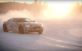 Видео: Скользящий на льду Aston Martin DB11