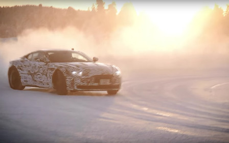 Видео: Скользящий на льду Aston Martin DB11