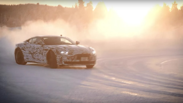 Видео: Скользящий на льду Aston Martin DB11