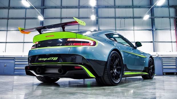 Видео: Суперкар Aston Martin V8 Vantage GT8 оказался...медленным?