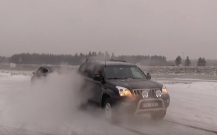 Видео: Tesla Model X против Land Cruiser в перетягивании каната