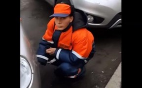 Видео: В Киеве парковщика поймали за спусканием шин