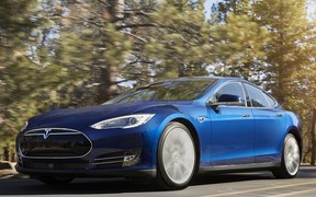 Видео: Водитель беспилотного Tesla Model S спит за рулем