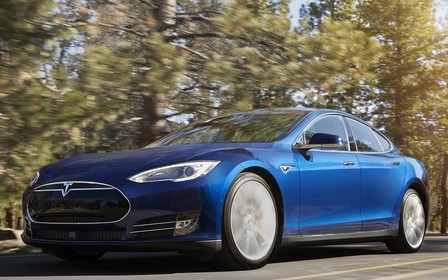 Видео: Водитель беспилотного Tesla Model S спит за рулем