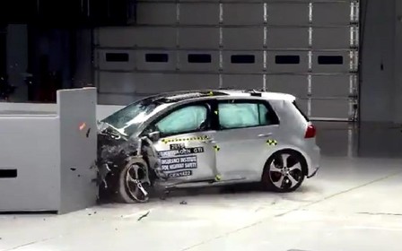 Видео: Volkswagen Golf сдал американский краш-тест на «отлично»