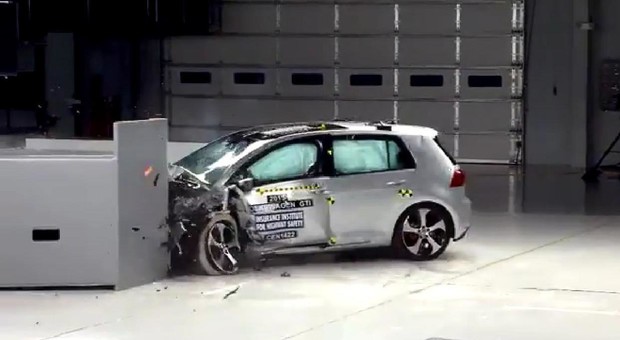 Видео: Volkswagen Golf сдал американский краш-тест на «отлично»