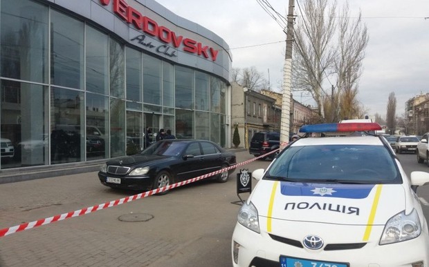  Видео: вооруженный преступник захватил автосалон в Одессе