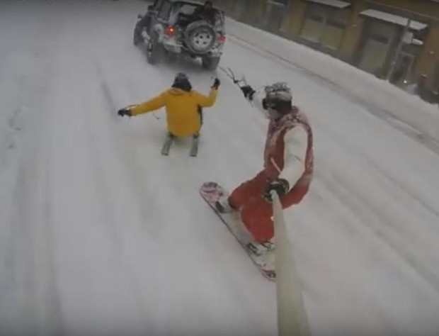 Видео: Заснеженный Нью-Йорк стал трассой для сноубордистов